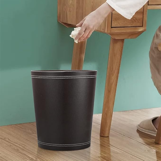 KINGFOM Classic Pu Leather Trash Can Wastebasket Small Garbage Container Can for Bathrooms Powder Rooms Kitchens Home Office and and High Class Hotel Round Black