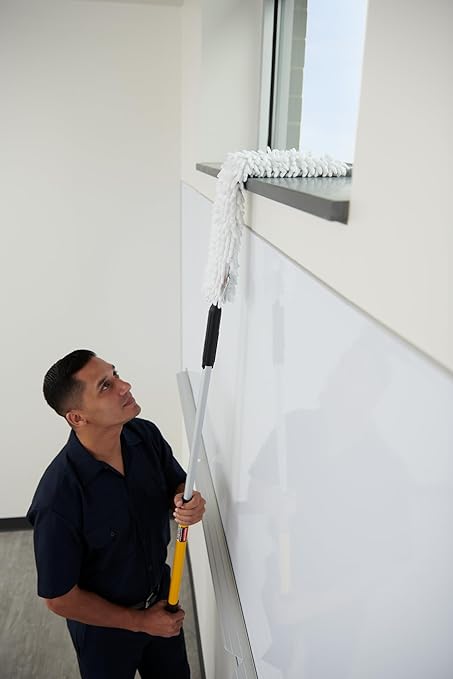 Rubbermaid Commercial Products HYGEN Quick-Connect Flexible Dusting Wand with Microfiber Sleeve White Flexible Dusting for Office/School/Stadium/Lobby/Restaurant