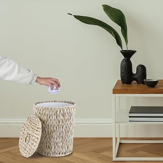 Woven Trash Can with Lid and Liner 4 Gallon Bathroom Garbage Can Boho Decorative Handwoven Plastic Wicker Waste Basket for Bathroom Bedroom Living Room Office Home (Beige)