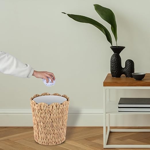 3.5 Gallon Scalloped Edge Wicker Waste Basket with Removable Plastic Liner Handwoven Rattan Trash Can for Bathroom Bedroom Office Home