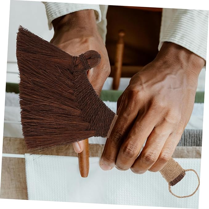 1pc Desk Broom Soft Bristles for Dust Removal Handheld Whisk Broom for Home and Office for Cleaning Desktops Bookshelves and Keyboards Natural Straw Material Portable and